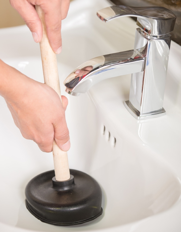 Débouchage de lavabo à la ventouse pour éliminer un bouchon de canalisation